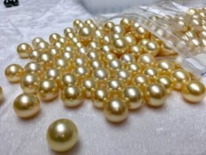 gold pearls image