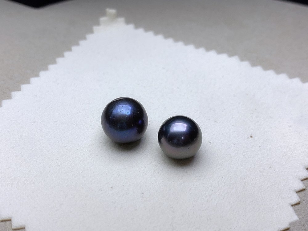 Comparison of real and fake pearls image