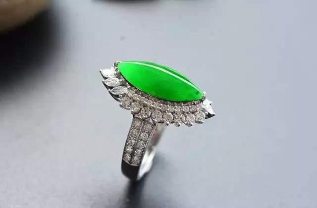Set with emerald and white gold ring image
