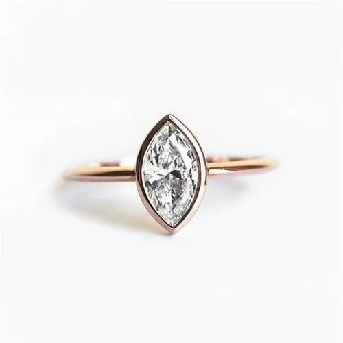 Five carats Stud eye diamond 18K rose gold image