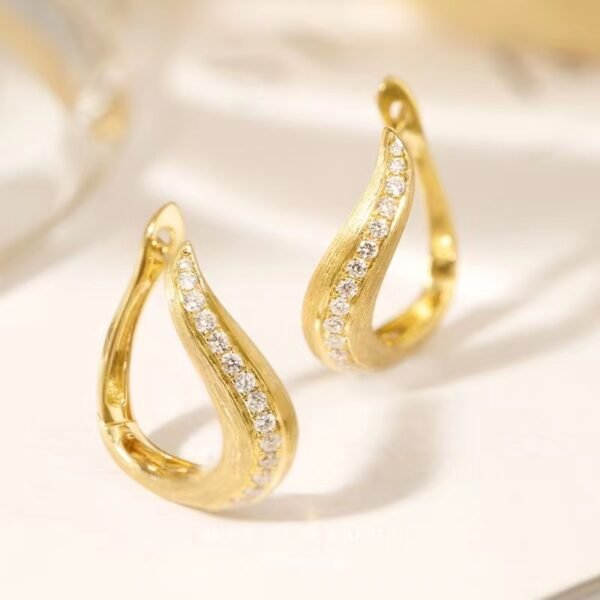 18 k gold s shaped diamond ear buckle